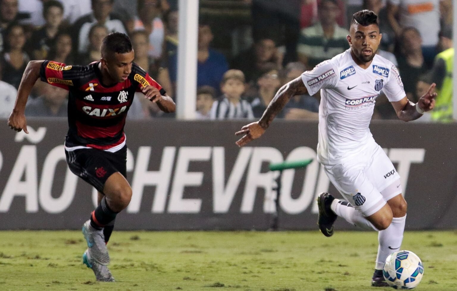 Gabigol carrega a bola enquanto é marcado por Jorge em Santos x Flamengo