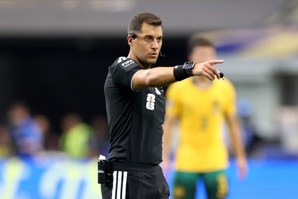 Gustavo Tejera, árbitro escalado para Flamengo x Estudiantes na Libertadores, em ação durante confronto entre Austrália e Egito na Copa do Mundo 2026