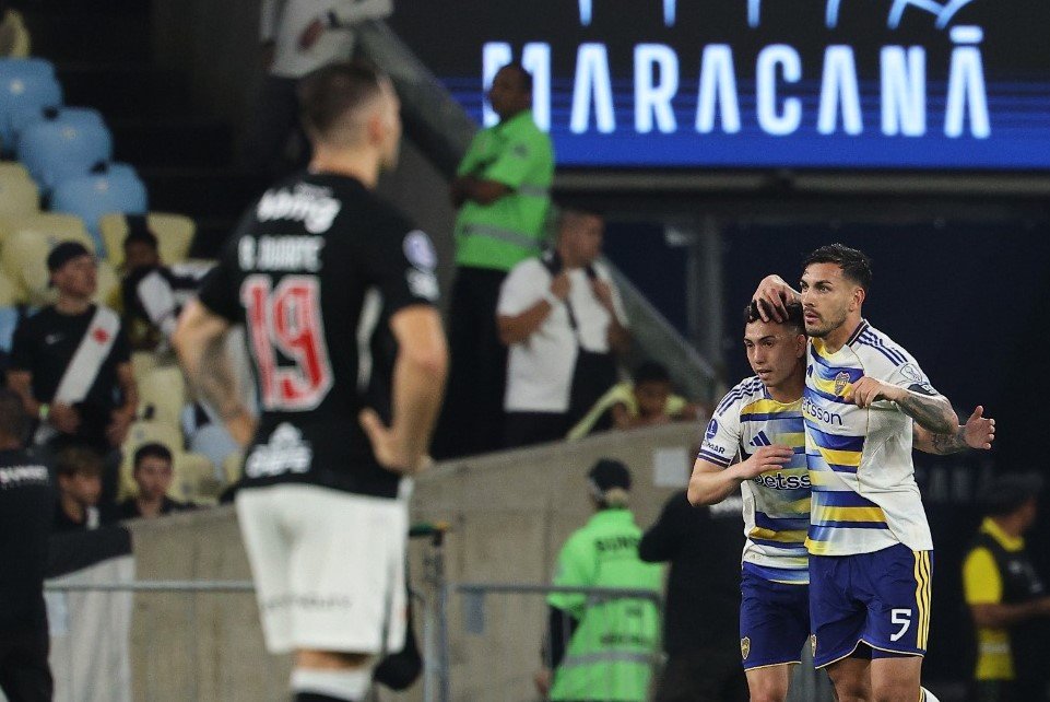 Consórcio Fla-Flu oferece Maracanã ao Vasco para semifinal da Copa do Brasil Paredes comemora gol do Boca Juniors sobre o Vasco no Maracanã; desfocados, Lucas Piton e torcedores do Vasco lamentam