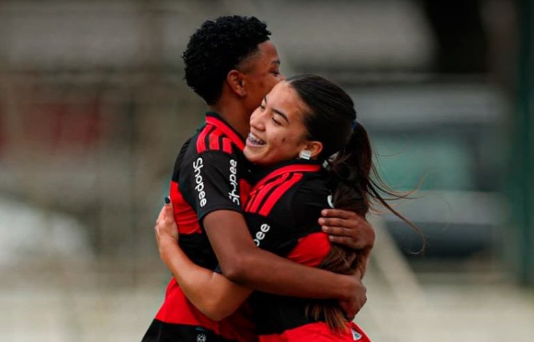 Flamengo aplica 7 a 0 no Araruama na estreia do Carioca Feminino Jogadoras do Flamengo comemoram gol sobre o Araruama na estreia do Carioca Feminino