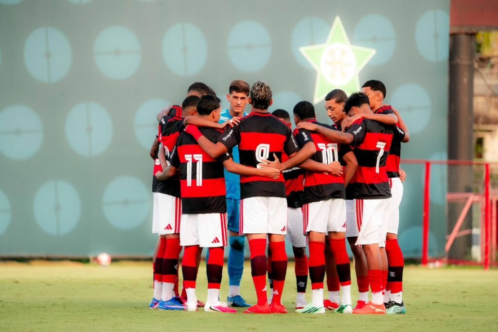 Jogadores do Flamengo Sub-20 fazem roda antes de jogo contra o Vasco