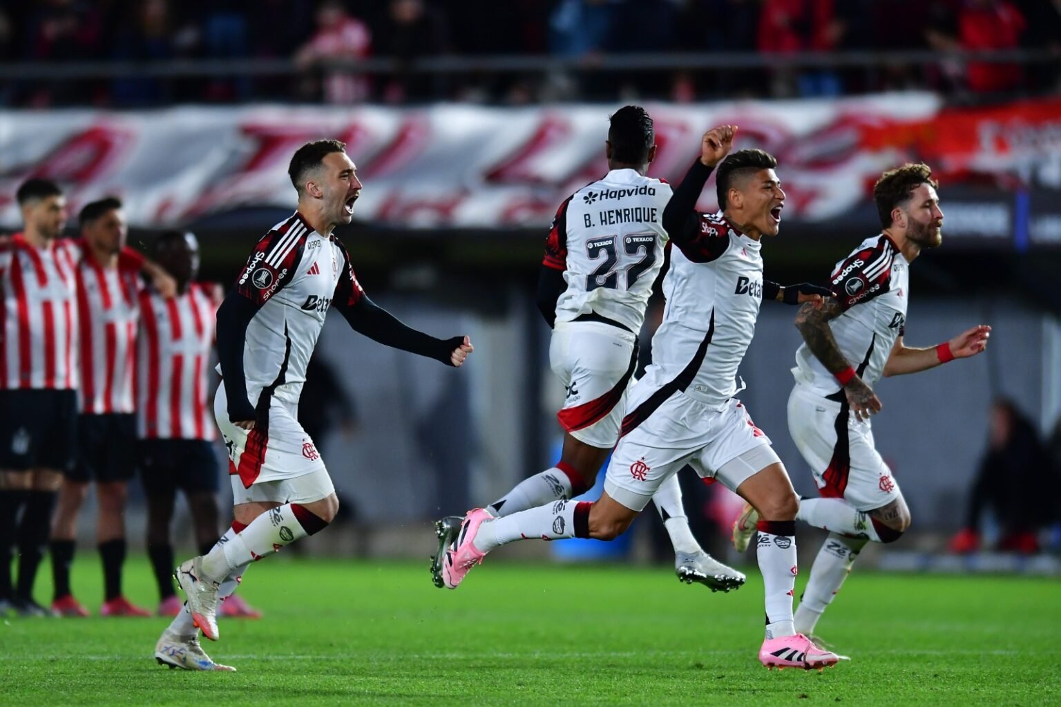 Carrasco! Flamengo empilha vitórias e classificações contra argentinos na Libertadores Jogadores do Flamengo comemoram classificação às semifinais da Libertadores 2025