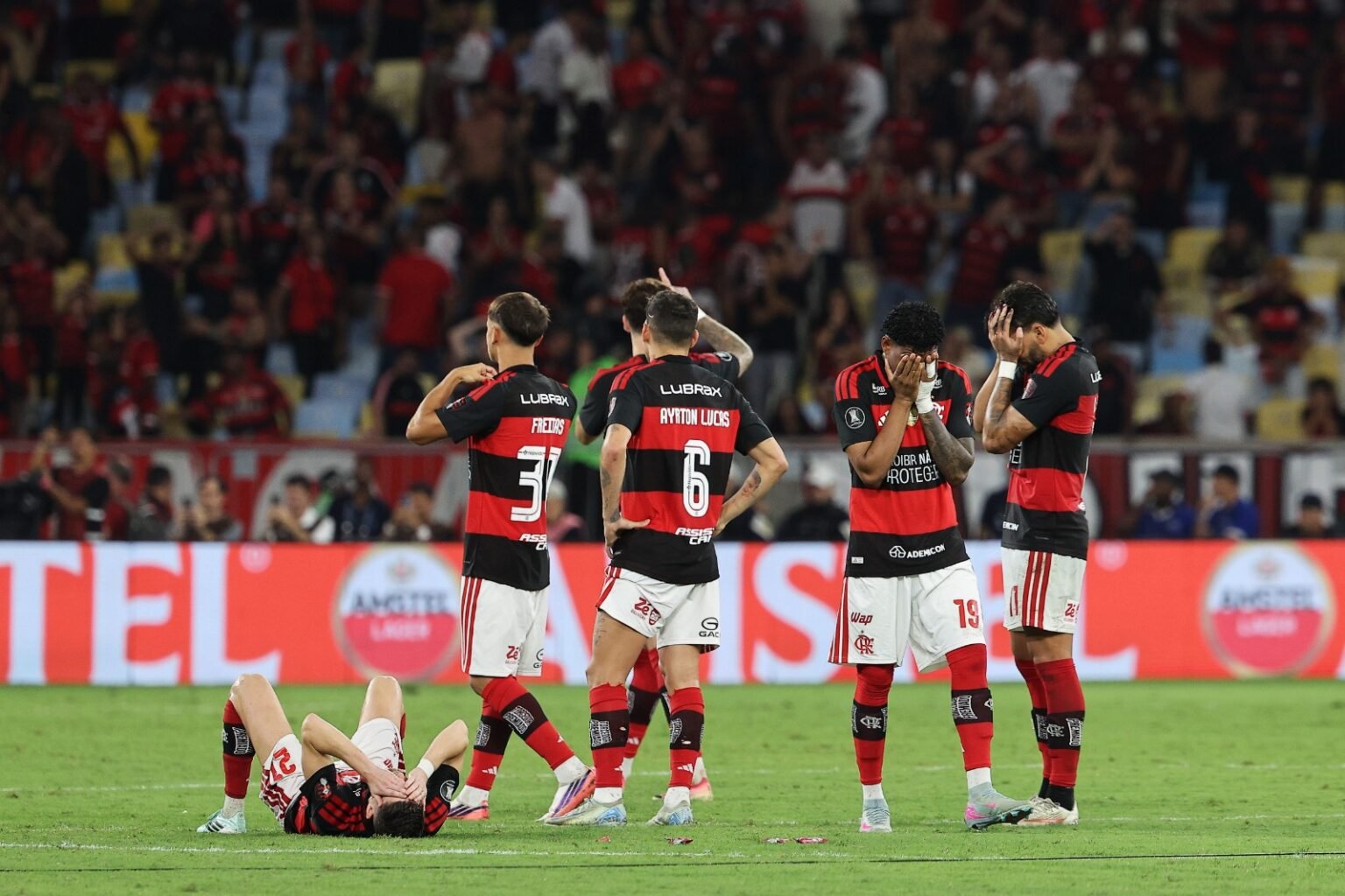 Flamengo (2) 0x0 (3) Estudiantes: Rubro-Negro desperdiça vantagem numérica, perde nos pênaltis e dá vexame no Maracanã Jogadores do Flamengo lamentam eliminação da Libertadores no centro do gramado