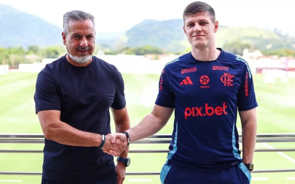 José Boto e Andrii, chefe de scout do Flamengo