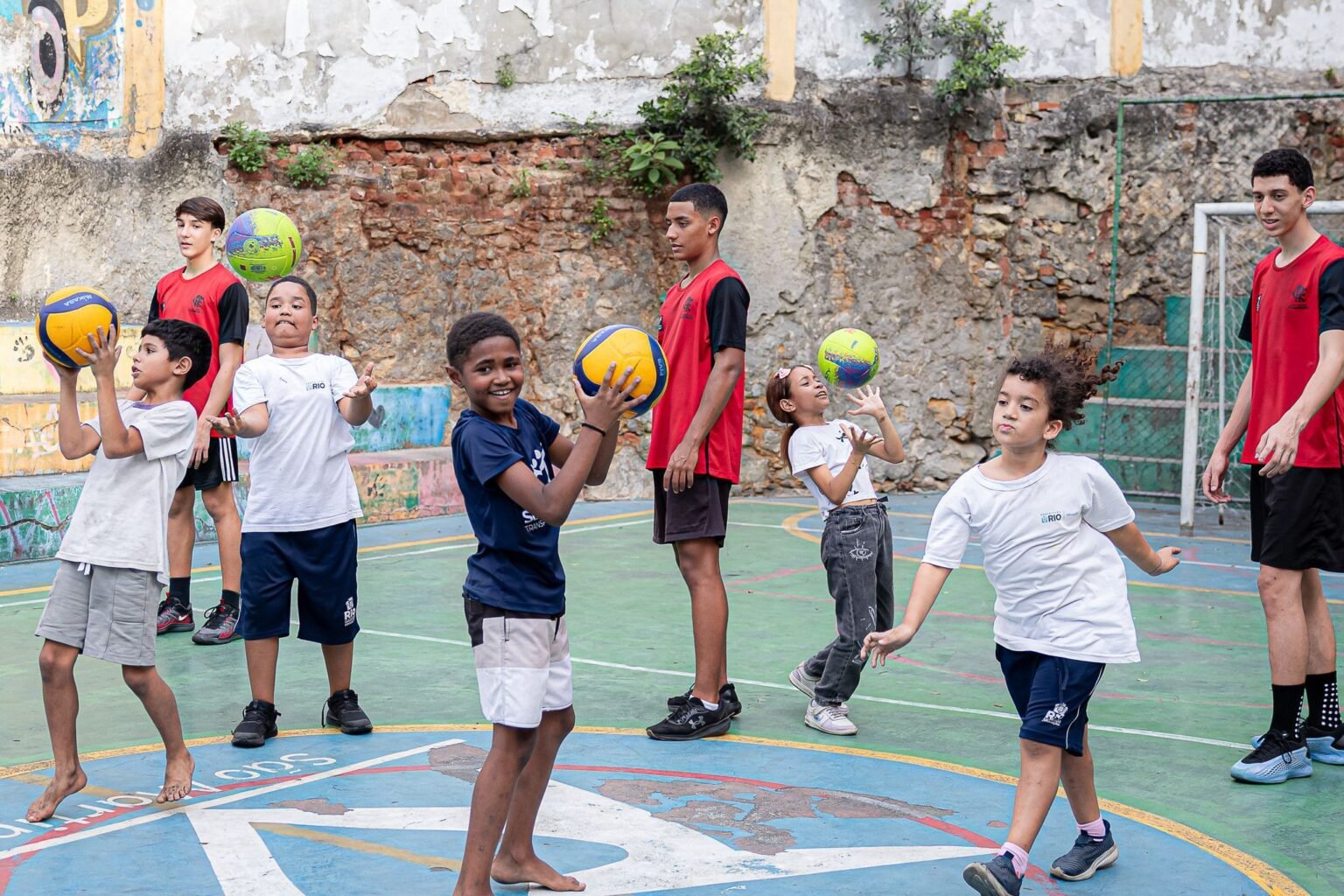 Jovens do vôlei do Flamengo durante ação social