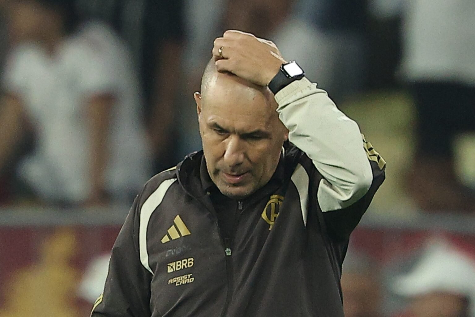 FlaxFlu dá pistas sobre meio-campo do Flamengo para semifinal da Libertadores Leonardo Jardim coça a cabeça durante Flamengo x Fluminense