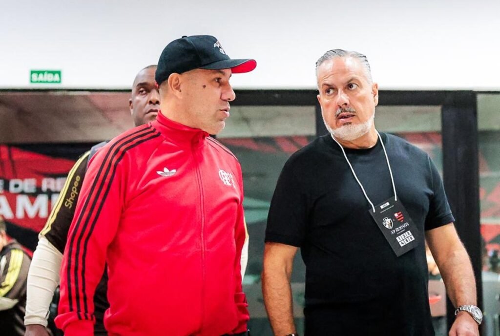 Leonardo Jardim conversa com José Boto na chegada do Flamengo ao Engenhão para enfrentar o Vasco