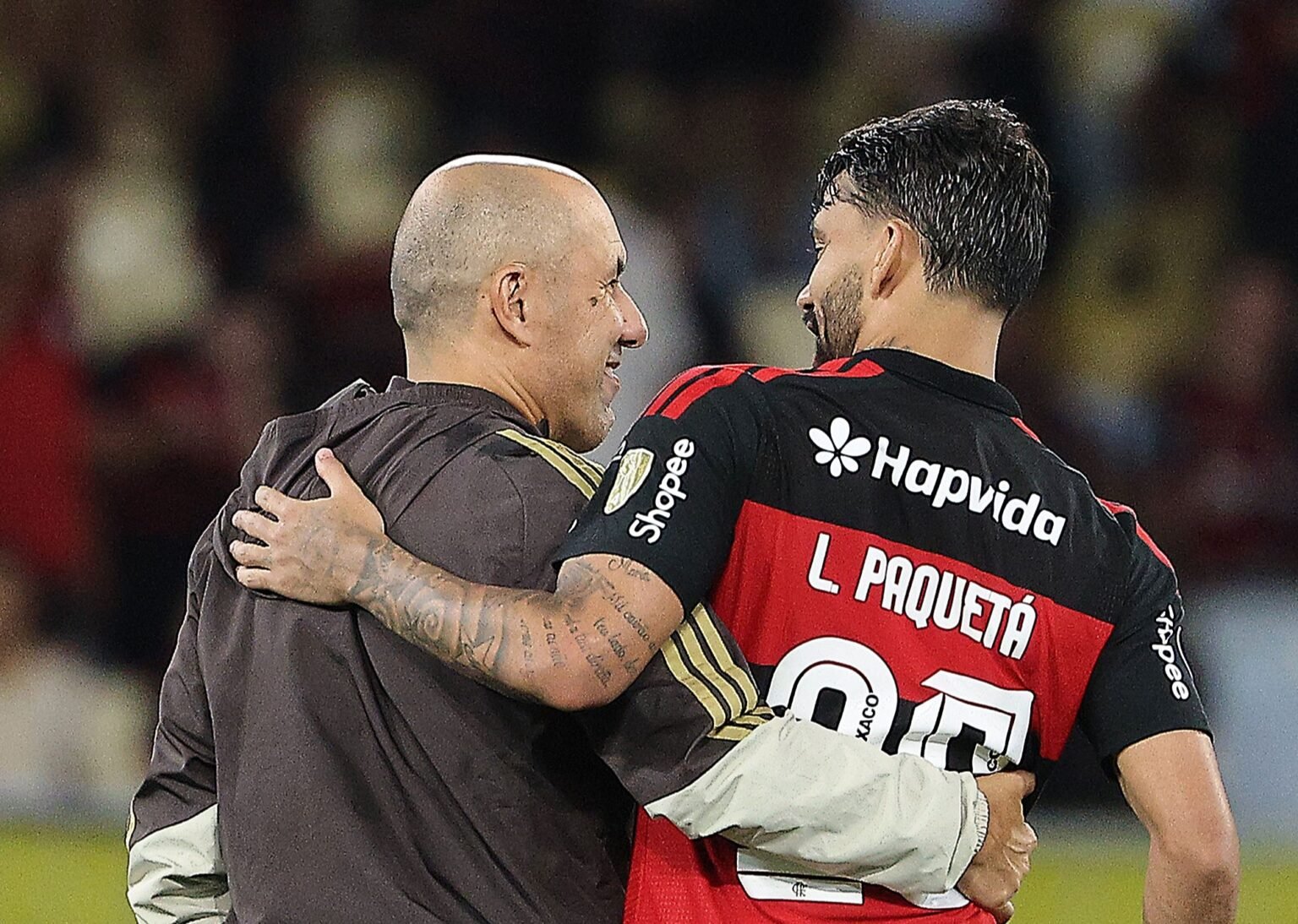 Leonardo Jardim e Paquetá abraçados após jogo do Flamengo