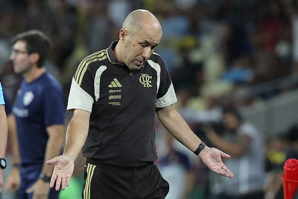 Leonardo Jardim reage com semblante de indignação durante Flamengo x Fluminense pelo Brasileirão 2026