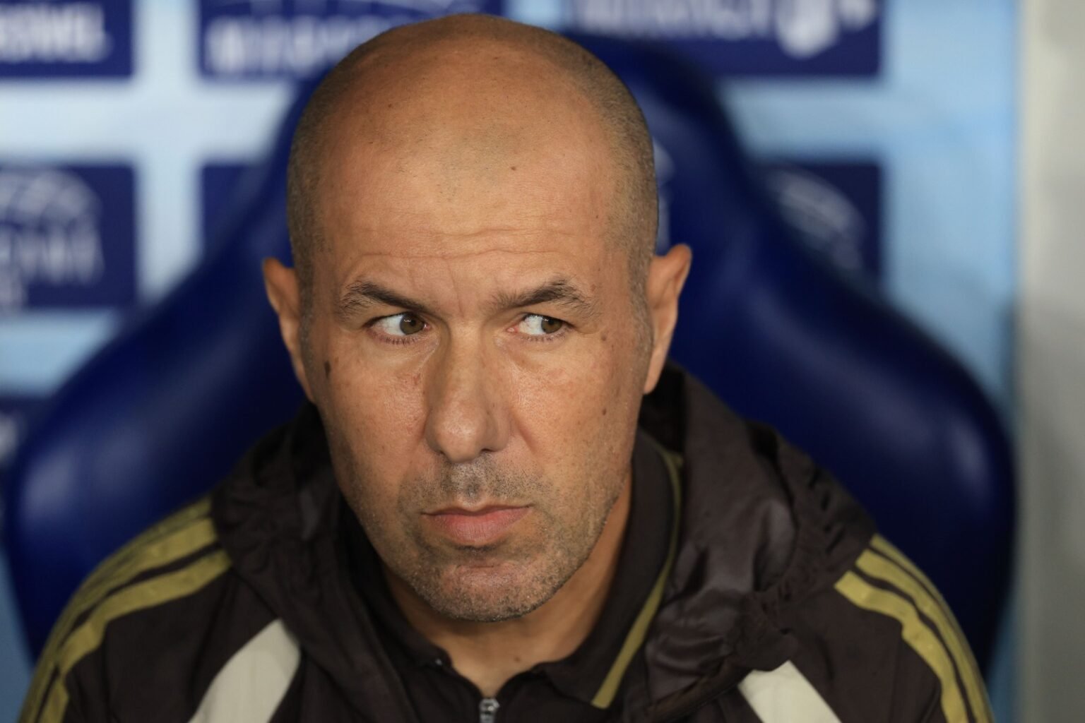 Técnico do Flamengo, Leonardo Jardim, sentado no banco de reservas do Maracanã, olha para o lado antes de jogo do Flamengo