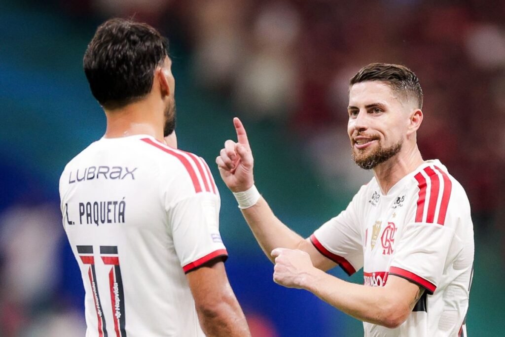 Lucas Paquetá e Jorginho conversam durante jogo entre Flamengo e Bahia, na Fonte Nova, pelo Brasileirão 2026