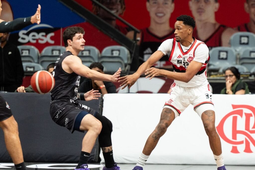 Luis Montero, do FlaBasquete, acerta passe contra o Caxias do Sul