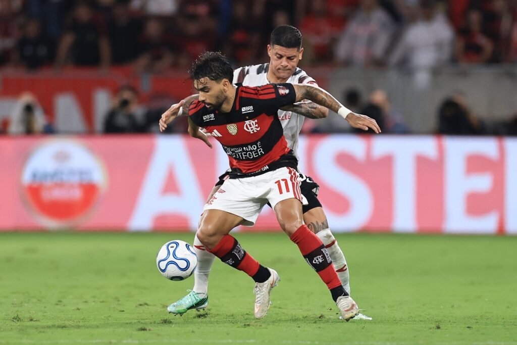 Não é bem assim: Flamengo não fez novo movimento no TAS por caso Rojo Marcos Rojo tenta roubar bola de Lucas Paquetá durante duelo entre Flamengo e Estudiantes, no Maracanã, pela Libertadores 2026