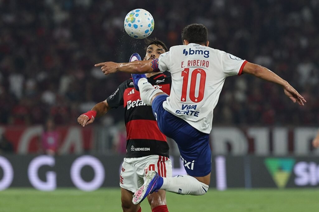 Onde assistir Bahia x Flamengo hoje ao vivo: horário, canais e guia de transmissão Paquetá e Everton Ribeiro disputam bola durante Flamengo x Bahia no Brasileirão 2026