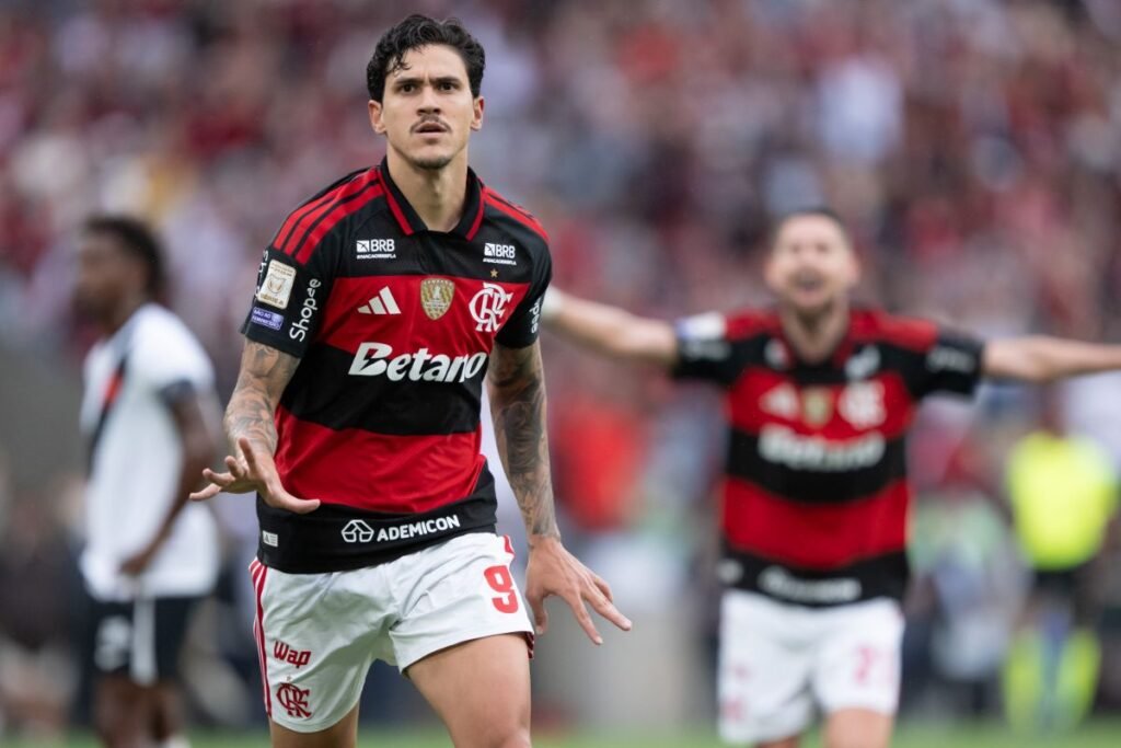 Flamengo joga clássico contra o Vasco para seguir no topo do Brasileirão Pedro celebra gol pelo Flamengo contra o Vasco