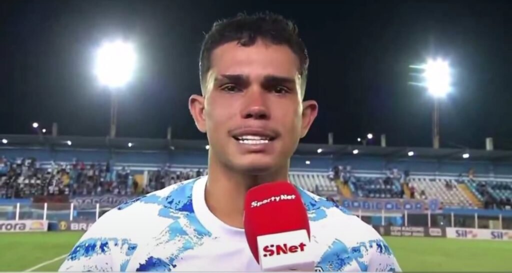 Rumo ao Flamengo, volante cai no choro em despedida do Paysandu