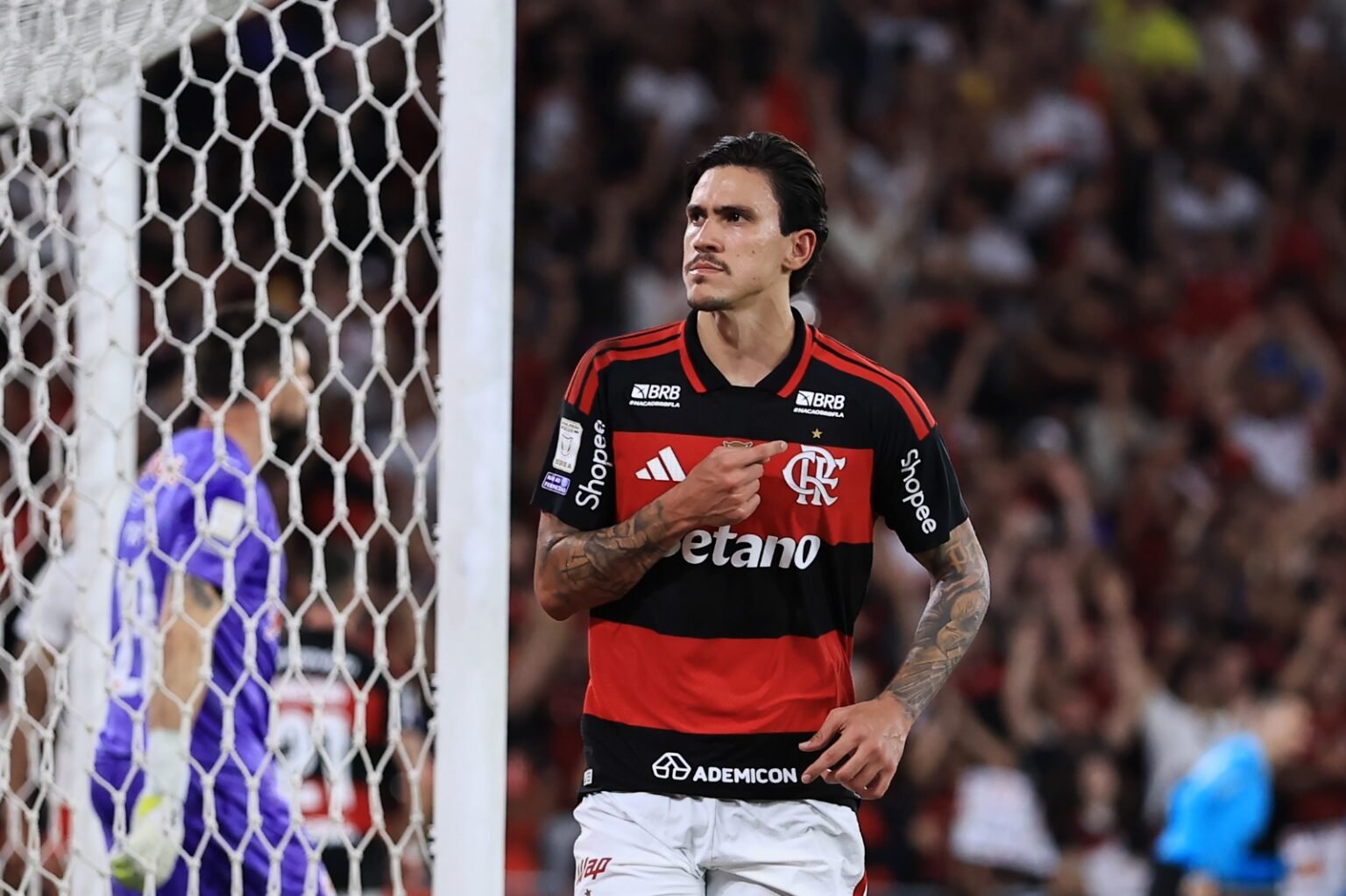 Pedro comemora gol do Flamengo apontando para o escudo