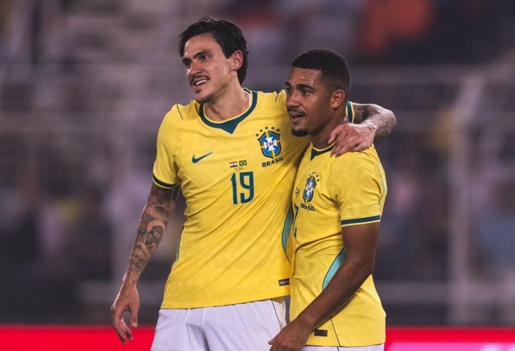 Pedro e Samuel Lino abraçados comemoram gol na goleada da seleção brasileira sobre a Índia