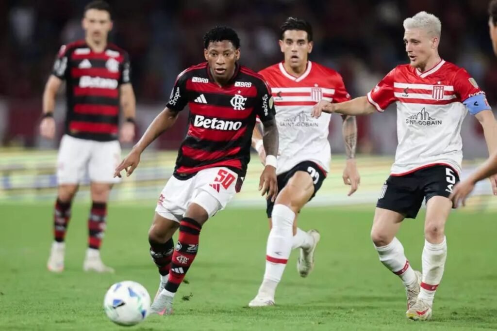 Flamengo já sabe uniformes da semifinal da Libertadores contra o Estudiantes; veja decisão da Conmebol Plata em campo pelo Flamengo na Libertadores contra o Estudiantes