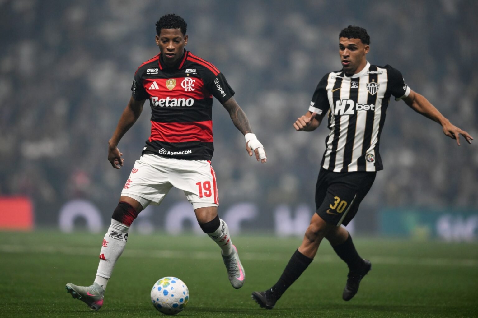 Plata carrega a bola enquanto é marcado por Victor Hugo, na Arena MRV; saiba onde assistir Flamengo x Atlético-MG