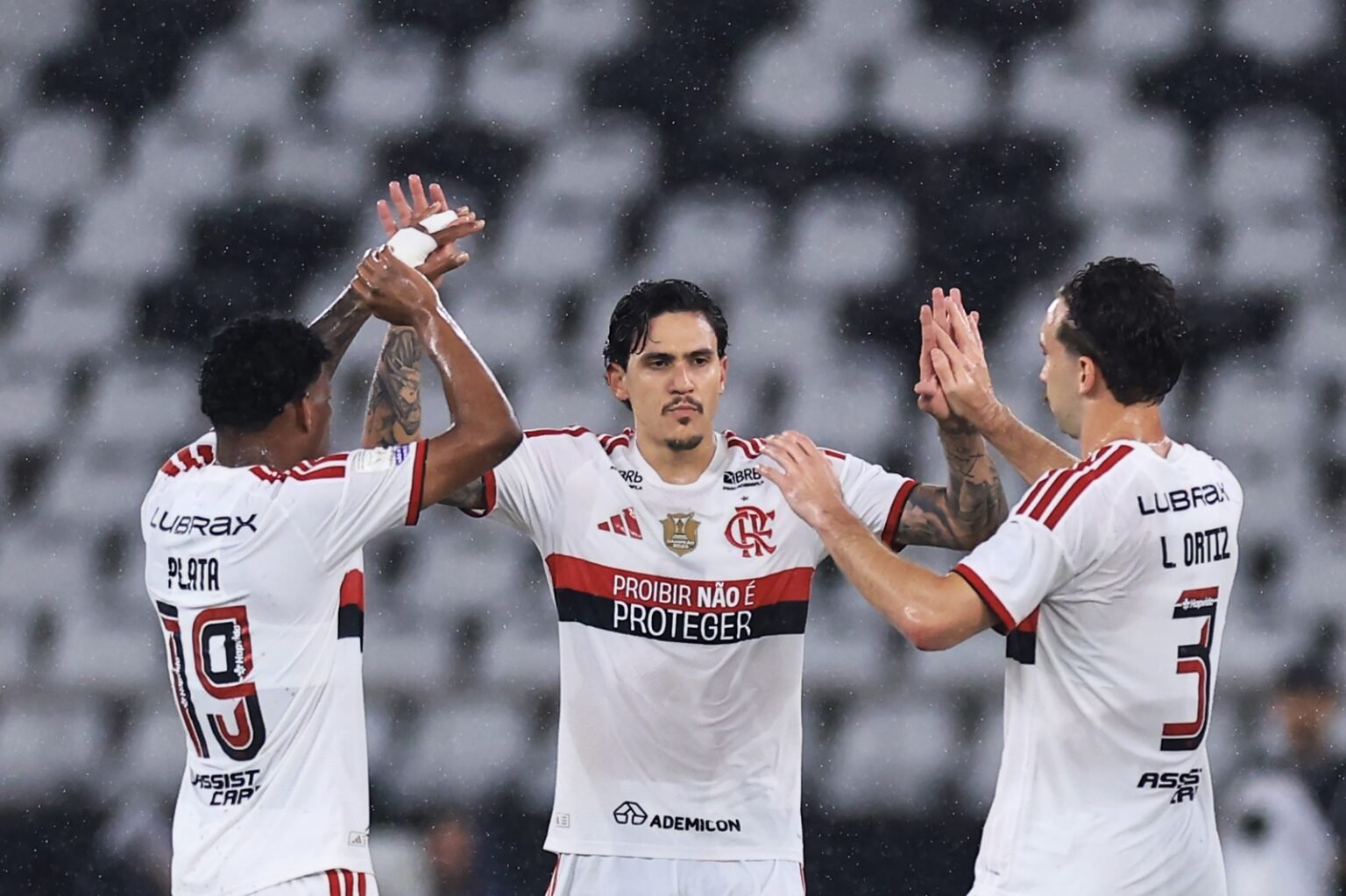 Vasco 1×4 Flamengo: Pedro e Lino comandam goleada no clássico e ampliam vantagem na liderança do Brasileirão Plata e Léo Ortiz cumprimentam Pedro pelo 2º gol em Vasco x Flamengo
