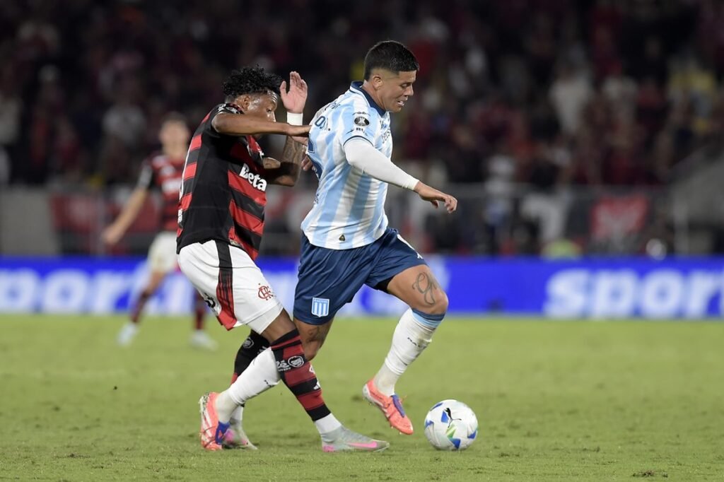 Estudiantes se reforça com zagueiro eliminado pelo Flamengo na Libertadores 2025 Plata e Marcos Rojo em disputa de bola durante Racing x Flamengo na Libertadores 2025