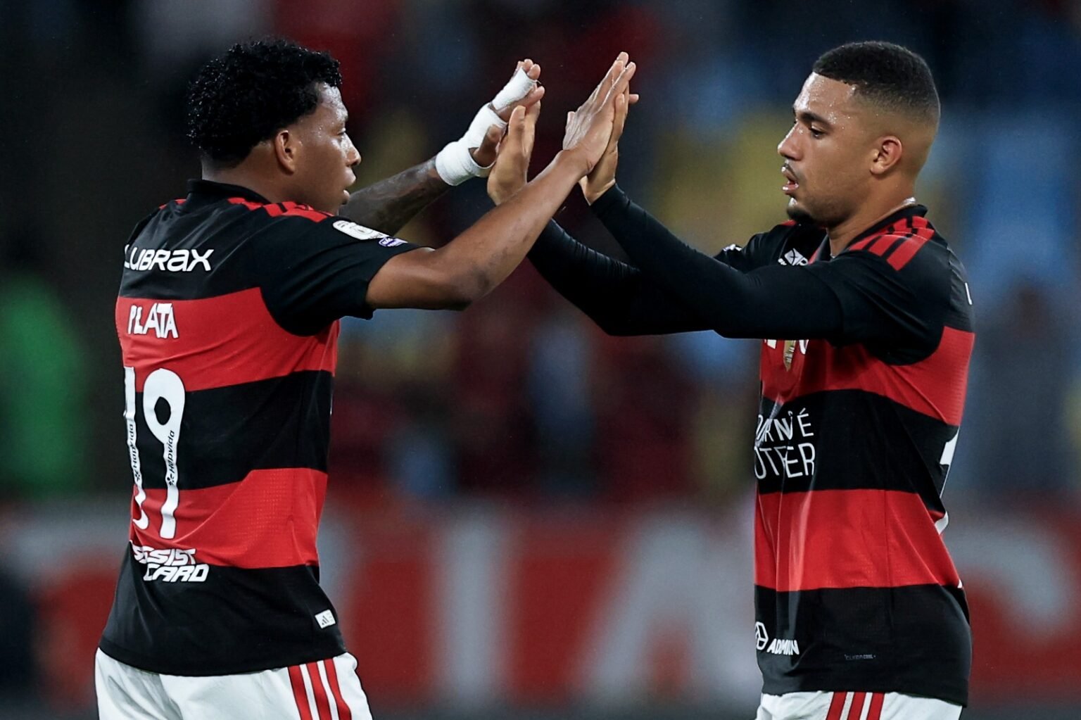Plata e Samuel Lino tocam as mãos após gol em Flamengo x Atlético-MG