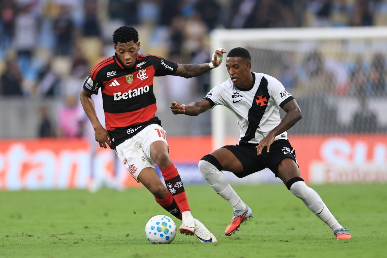 Plata encara a marcação de Robert Renan durante Flamengo x Vasco; saiba onde assistir Vasco x Flamengo