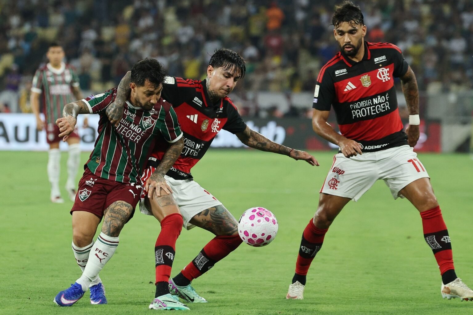 Pulgar e Paquetá marcam Lucho Acosta durante Flamengo x Fluminense