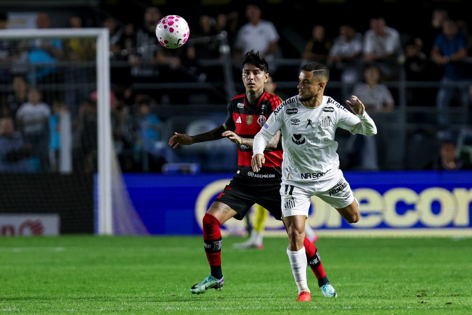 Santos 2×2 Flamengo: ficha técnica e estatísticas – Brasileirão 2026 Pulgar marca Coutinho durante Santos x Flamengo