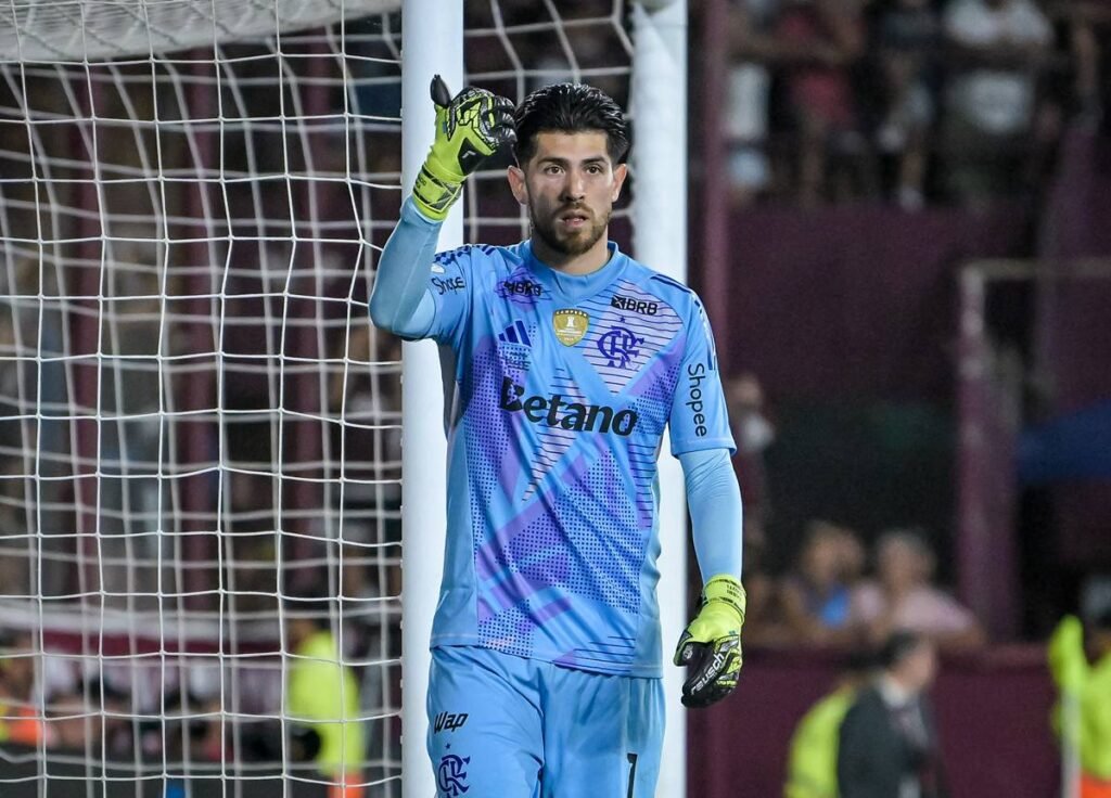 Rossi gesticula pedindo bola durante duelo contra o Lanús pela Recopa Sul-Americana