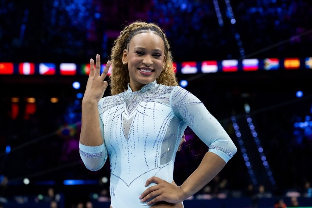 Rebeca Andrade celebra tricampeonato mundial de salto