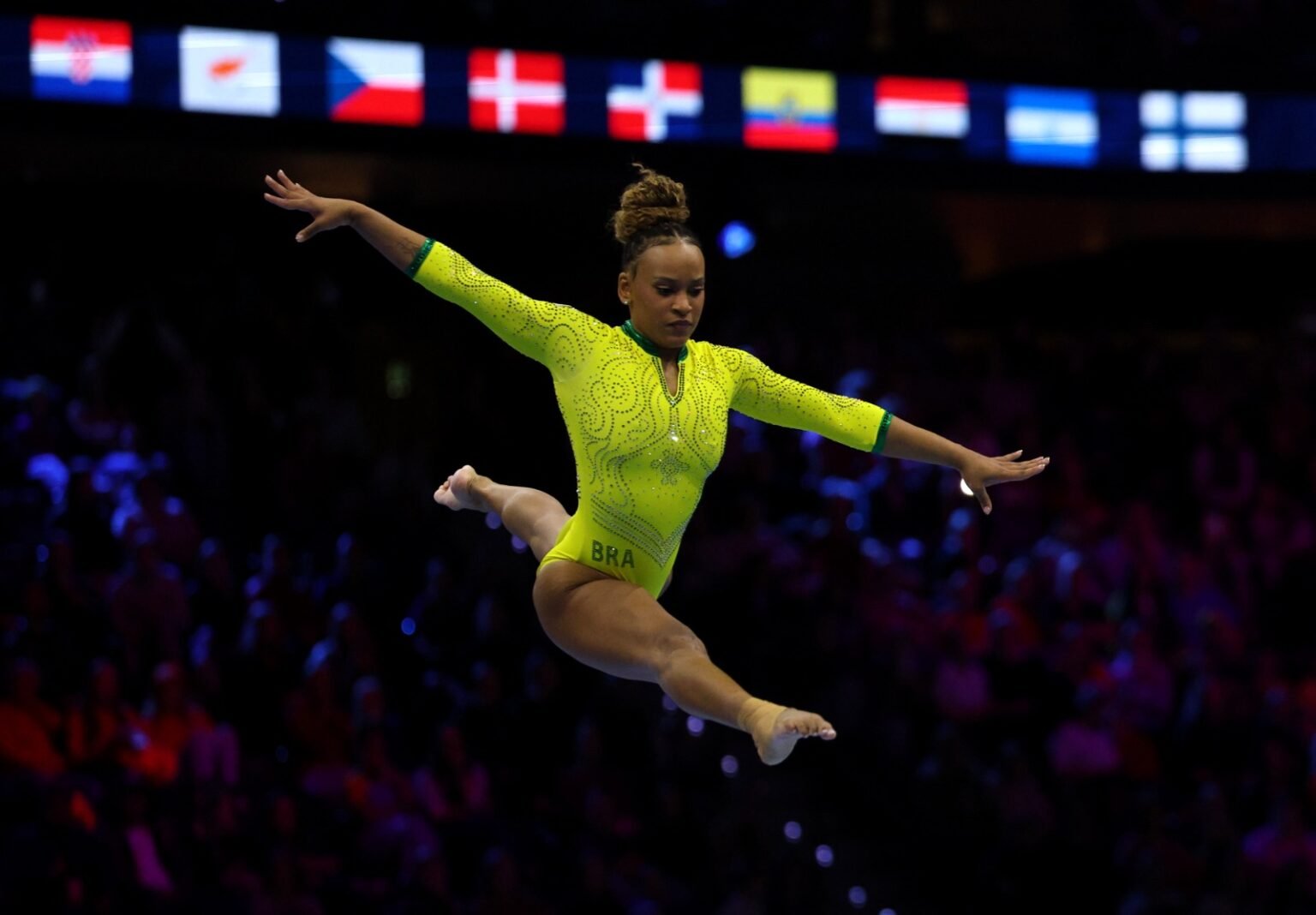 Rebeca Andrade durante o Mundial de Ginástica