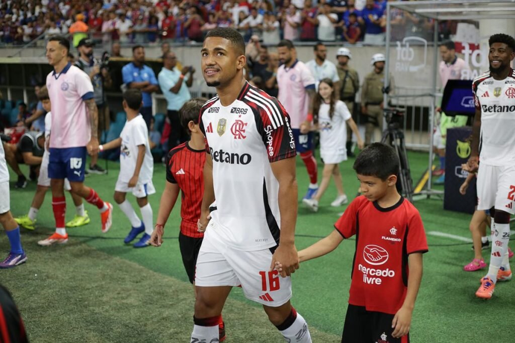 Samuel Lino sorri e olha para cima enquanto entra em campo na Fonte Nova para Bahia x Flamengo no Brasileirão 2025