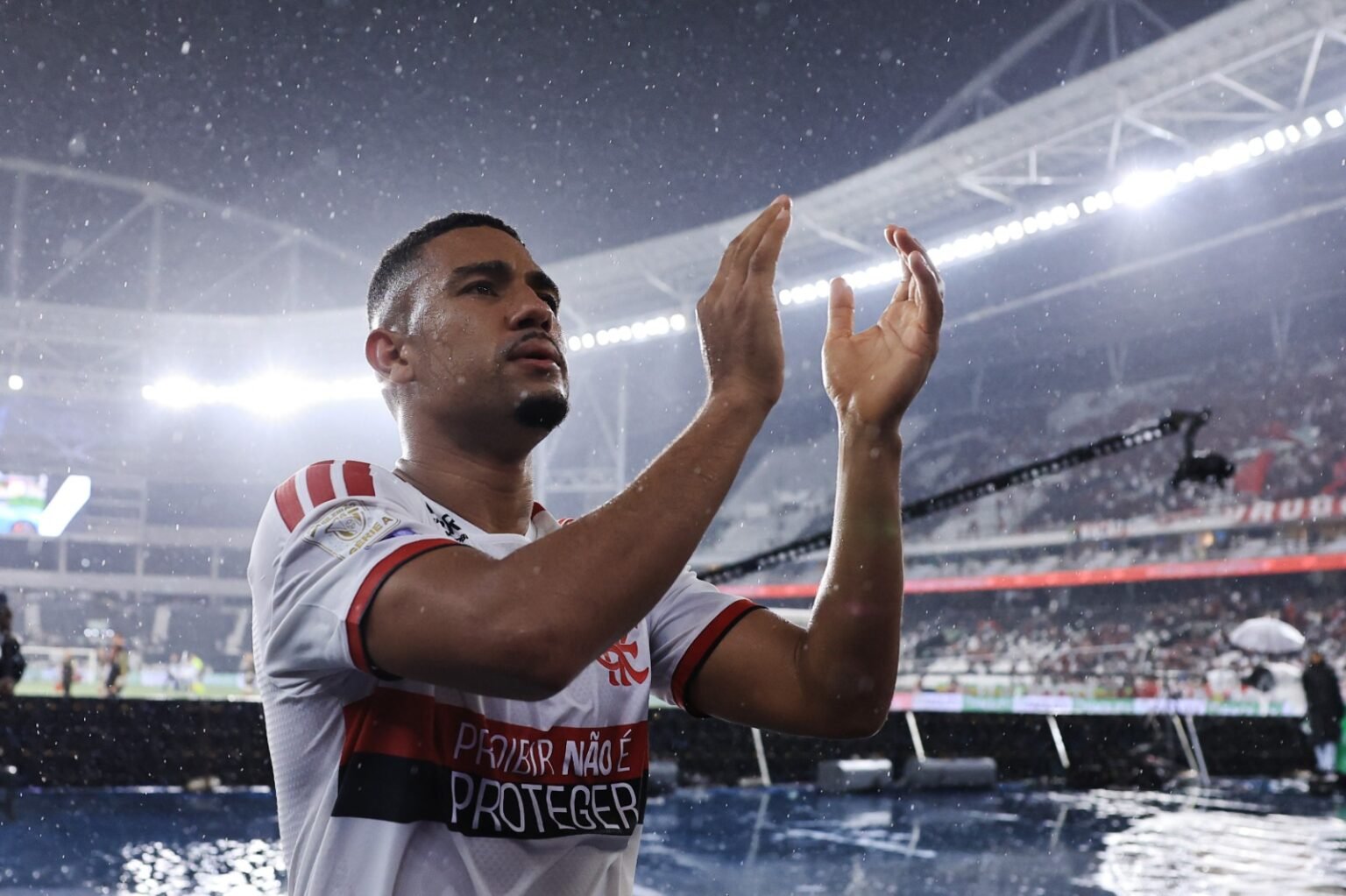 Samuel Lino bate palmas após Flamengo x Vasco