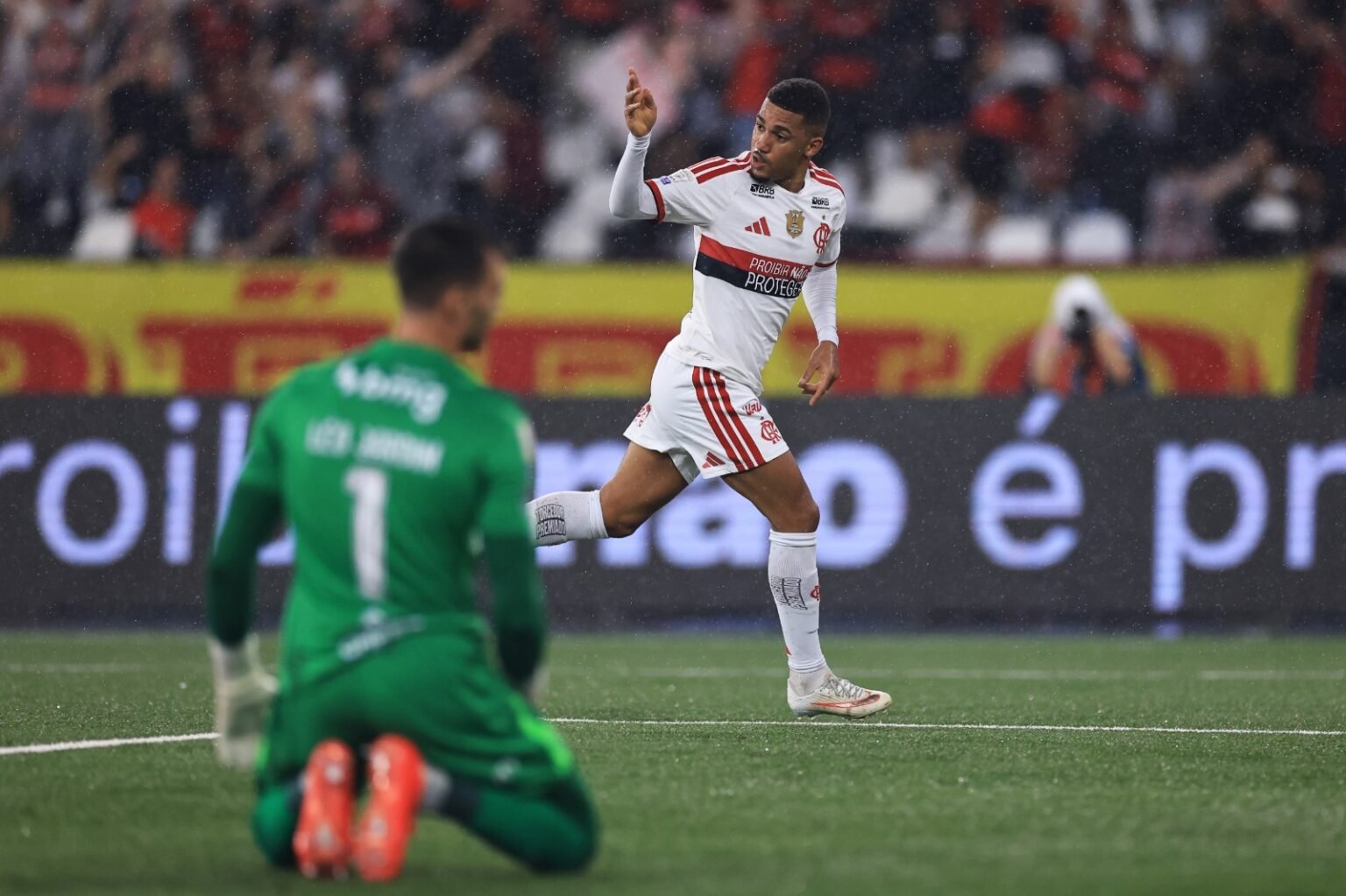 Samuel Lino comemora gol em Vasco x Flamengo, enquanto Léo Jardim lamenta ajoelhado