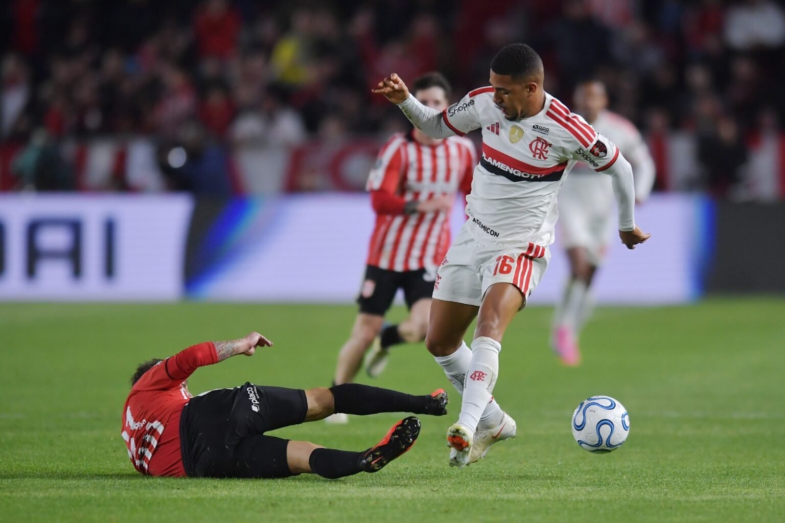 Samuel Lino é desarmado durante Estudiantes x Flamengo