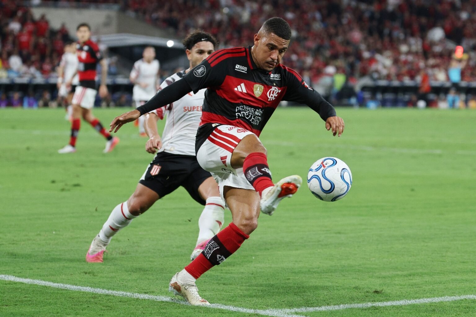 Samuel Lino evita a saída de bola na linha de fundo durante Flamengo x Estudiantes