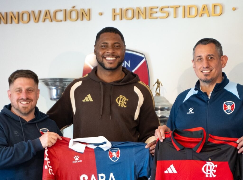 Scout do Flamengo visita clube mais antigo do Uruguai e amplia presença na América do Sul Scout do Flamengo posa com membros do Albion