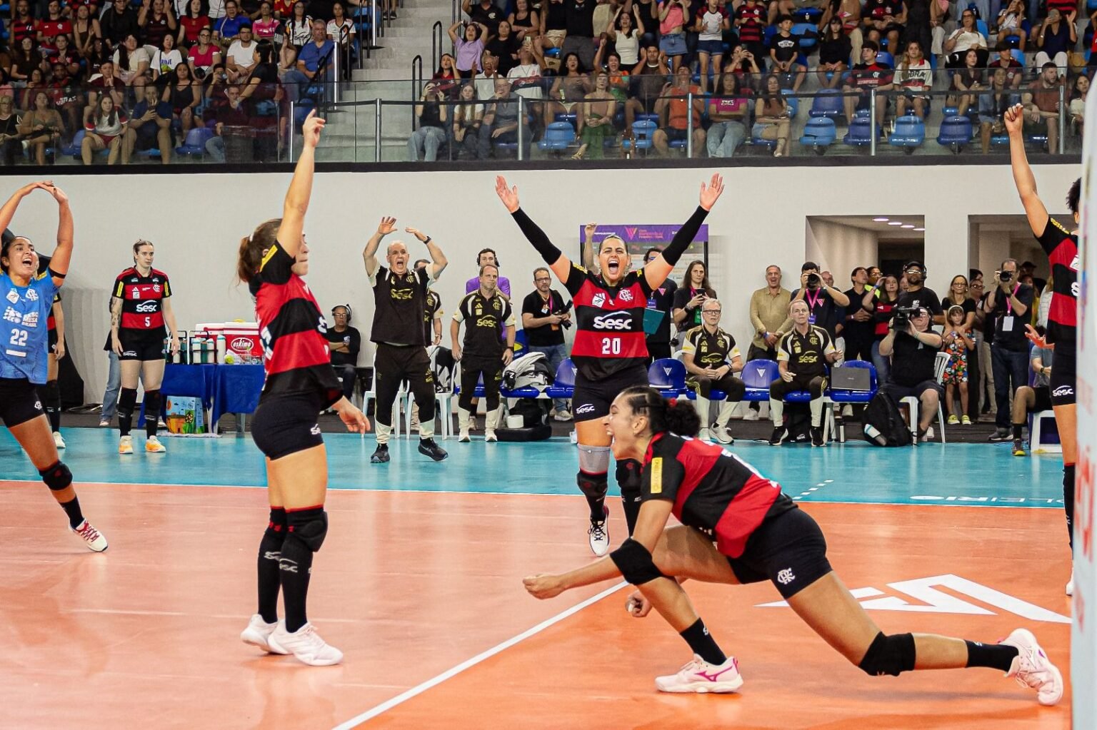 Onde assistir Sesc Flamengo x Praia Clube hoje ao vivo: canais e guia de transmissão Sesc Flamengo comemora ponto sobre o Praia Clube na Copa SuperVôlei