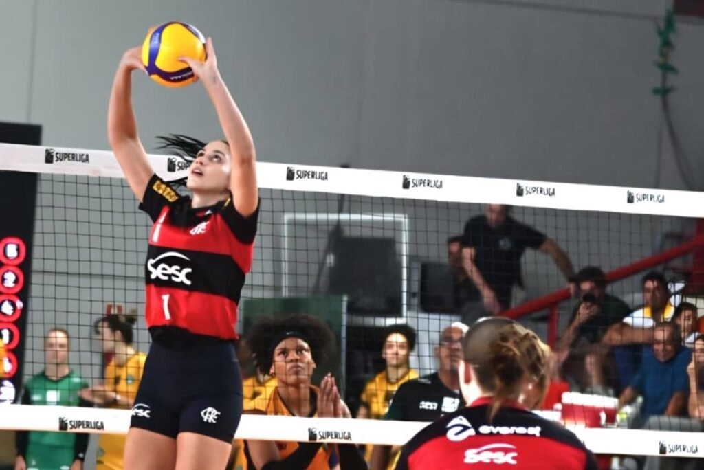 Sesc Flamengo atacando durante confronto contra o Brasília pela Superliga Feminina de Vôlei