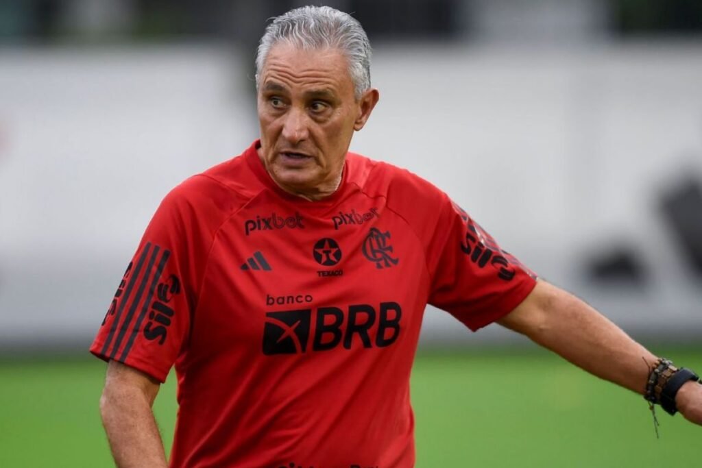 Tite em treino pelo Flamengo em 2023