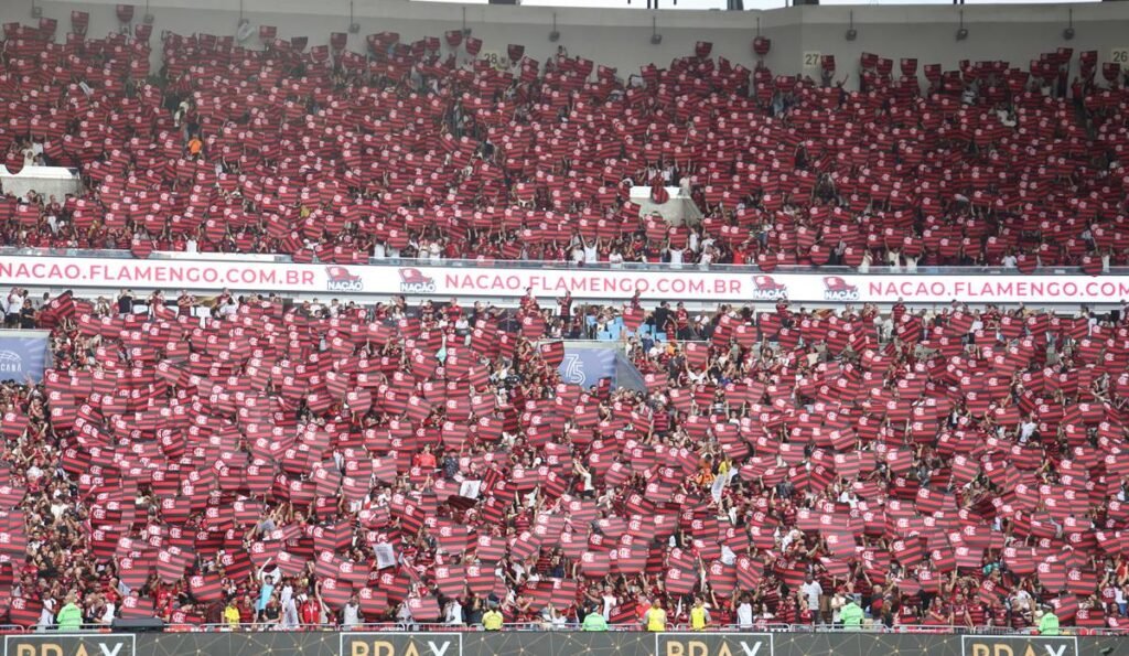Torcida do Flamengo faz festa com escudo do clube durante jogo contra o Grêmio, no Maracanã, pelo Brasileirão 2025