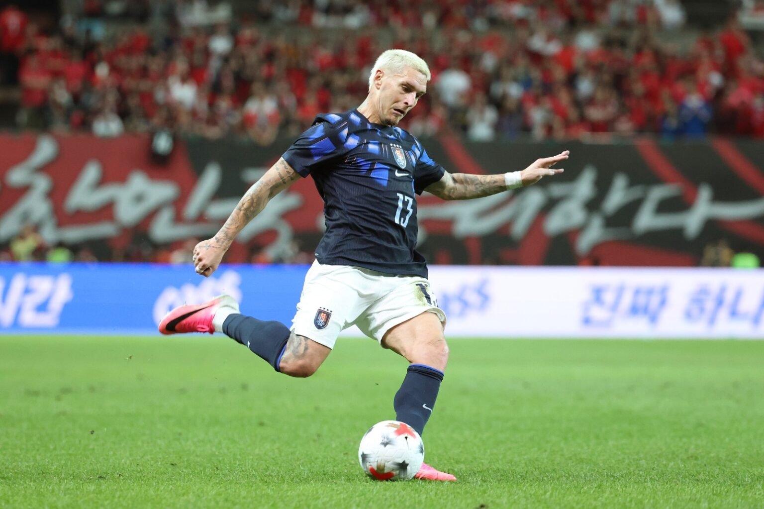 Varela durante amistoso da Seleção Uruguaia