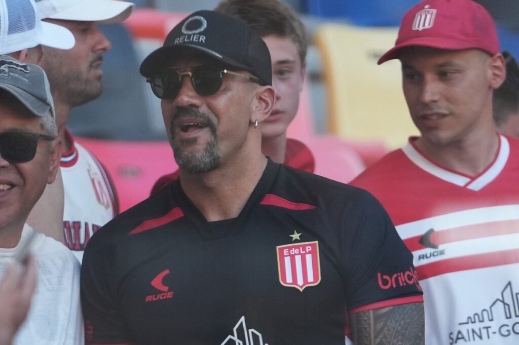 Verón, presidente do Estudiantes, rodeado por torcedores durante partida da equipe