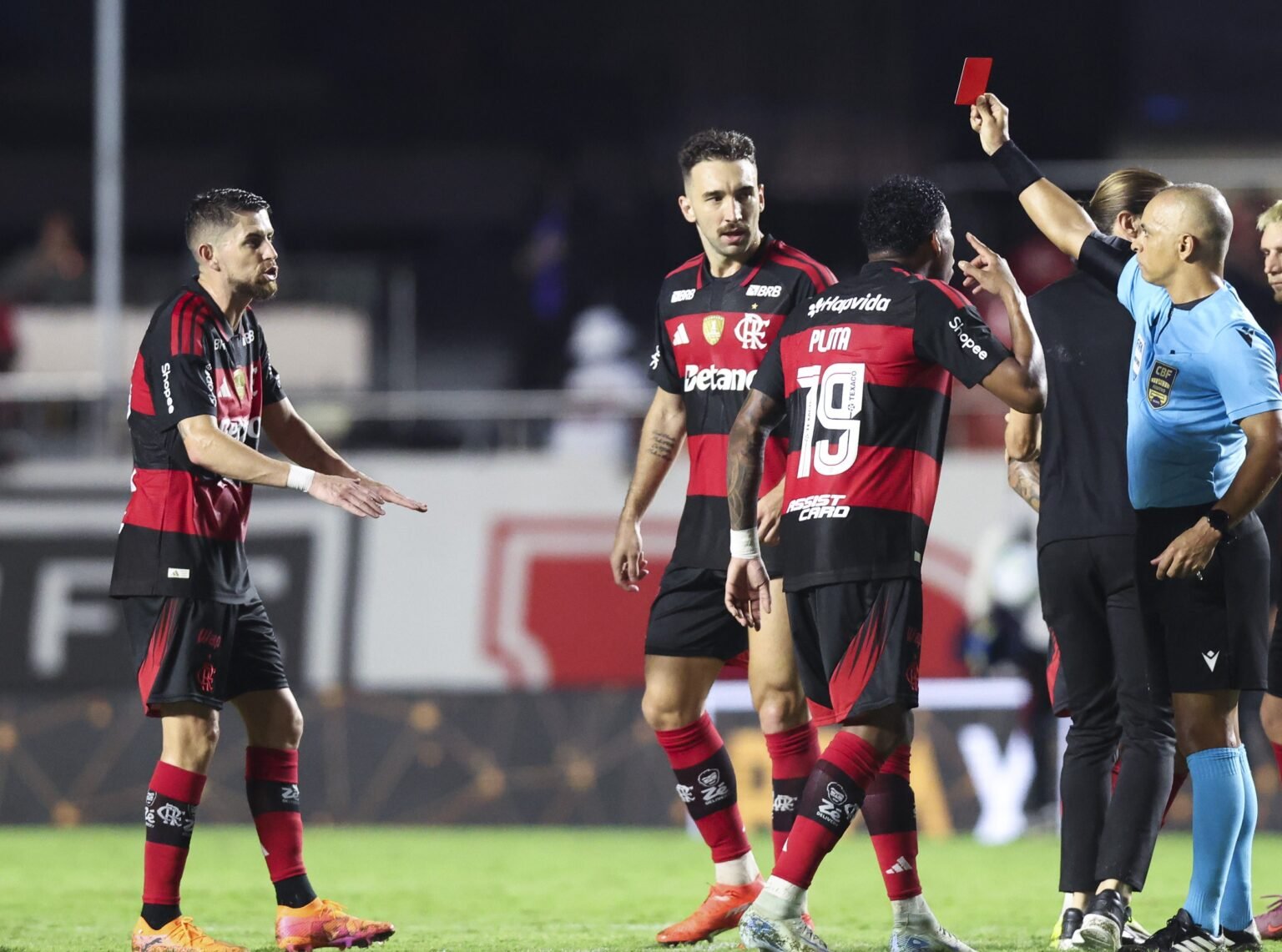 Wilton Pereira Sampaio mostra cartão vermelho para Jorginho
