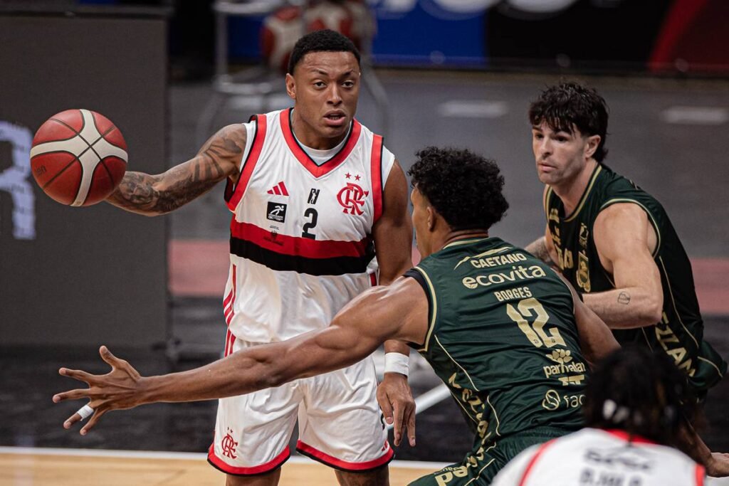 Yago Mateus com posse sofrendo marcação pesada na derrota do FlaBasquete contra o Bauru no NBB 2026/27