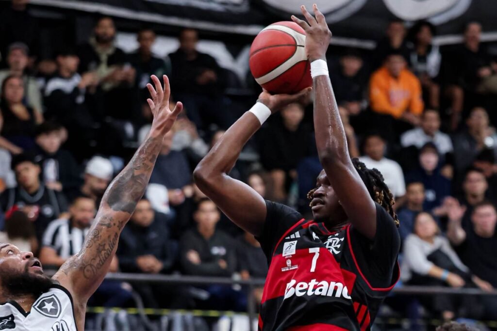 Yan Djalo em ação pelo FlaBasquete contra o Botafogo