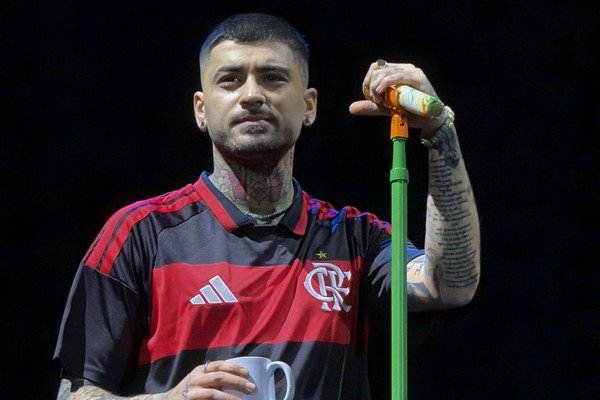 Zayn Malik, ex-One Direction, usa camisa do Flamengo em show no estádio do Palmeiras