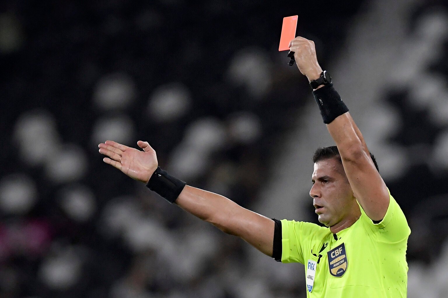 Bruno Arleu volta a apitar Vasco x Flamengo Bruno Arleu mostra cartão vermelho em clássico